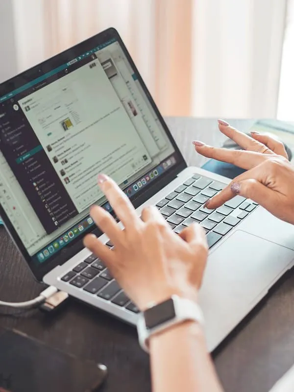 Planejamento: Levantamento de conteúdo, Contratação de hospedagem e Apontamento de domínio. Layout: Criação, Apresentação em telas e Publicação, revisão e ajustes.